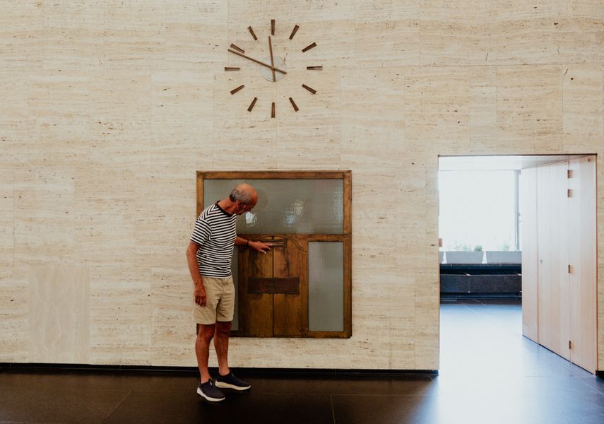 Etienne in de Lokettenzaal, bij de oude brievenbus