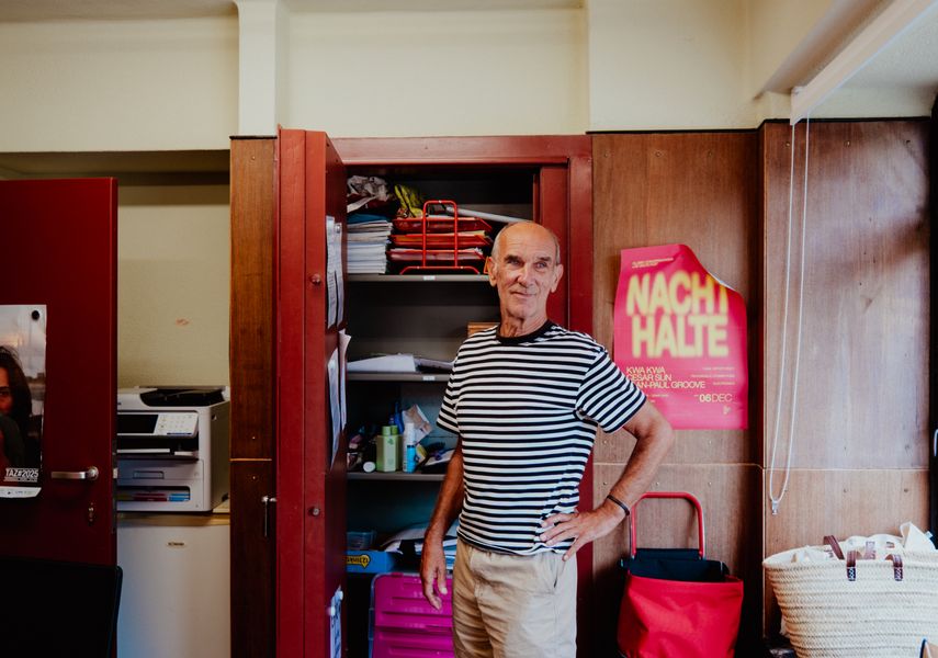 Etienne bij de grote kluis in onthaal. Nu helaas geen plek meer voor (verborgen) schatten, wel een handige kast voor paperassen. 