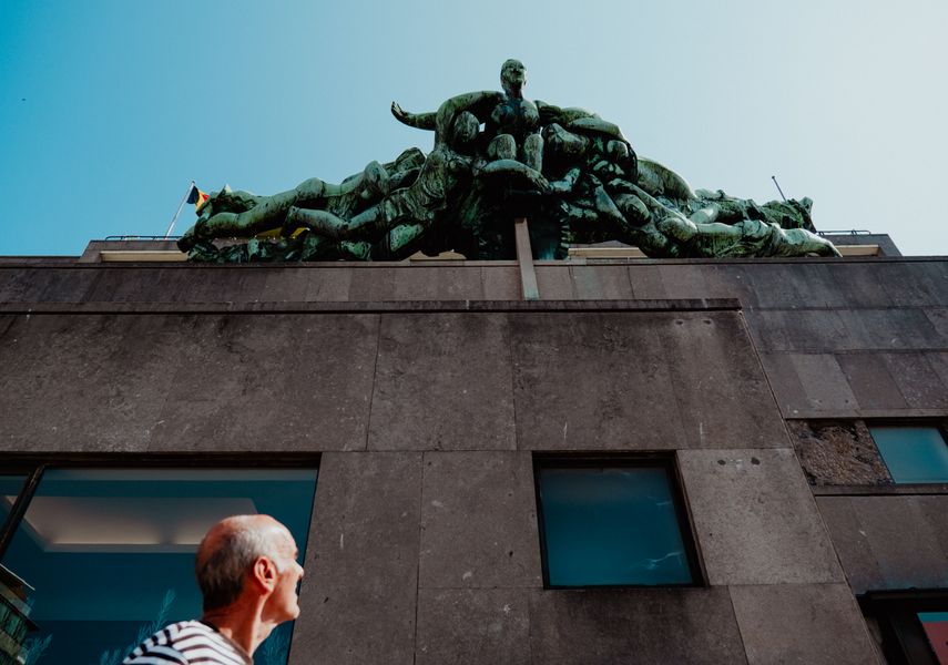 Etienne Ostyn is geboren en getogen Oostendenaar. Hij werkte van zijn 19de tot aan zijn pensioen bij de post, een voor de hand liggende keuze voor hem.