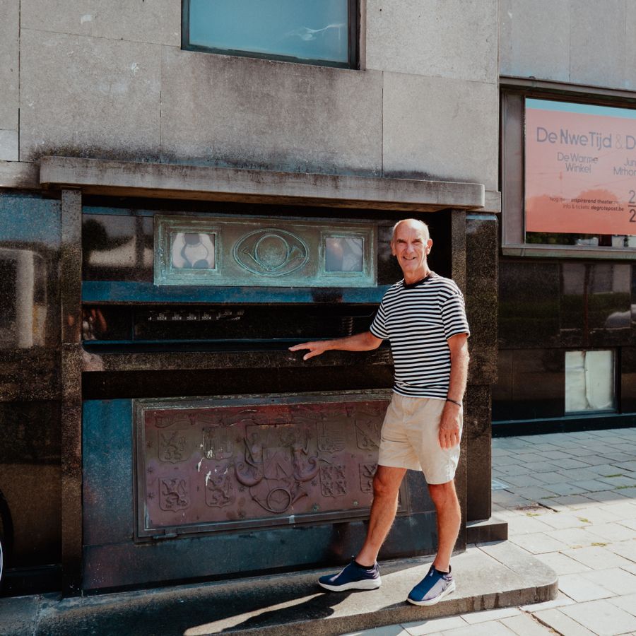 Etienne werkte veertig jaar lang in ons gebouw als postbode, vandaag is hij De Grote Post-vrijwilliger: “Waar nu de grote zaal is, dat was mijn werkplek”