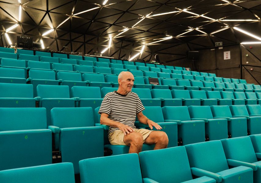 Etienne in Zaal Grote Post, waar vroeger zijn werkplek was