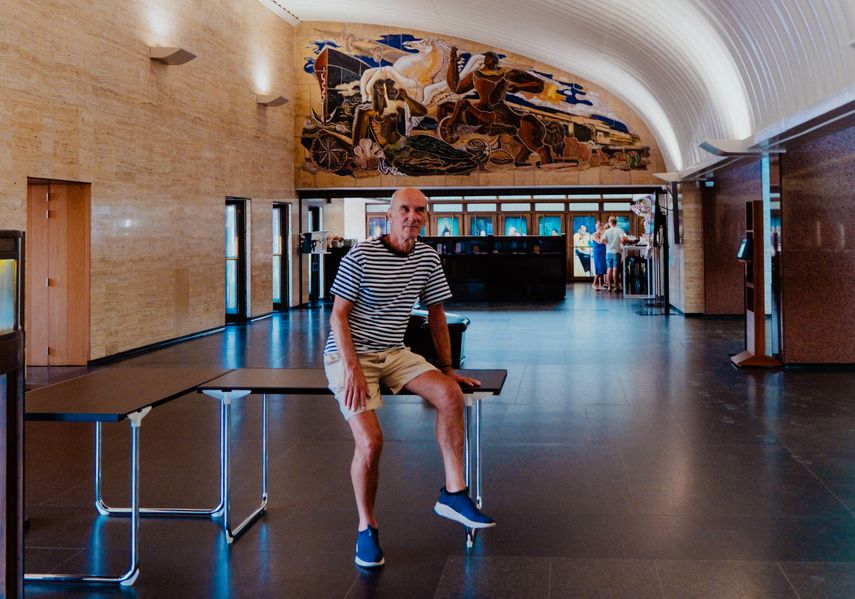 Etienne Ostyn is geboren en getogen Oostendenaar. Hij werkte van zijn 19de tot aan zijn pensioen bij de post, een voor de hand liggende keuze voor hem.