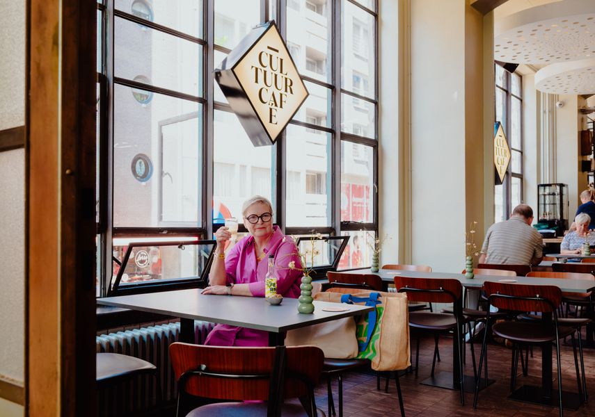 Ook in het CultuurCafé in De Grote Post voelt Manuela zich spontaan thuis. 